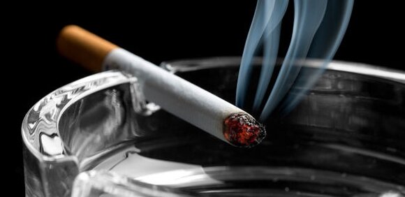 Курение. Дымящая сигарета.